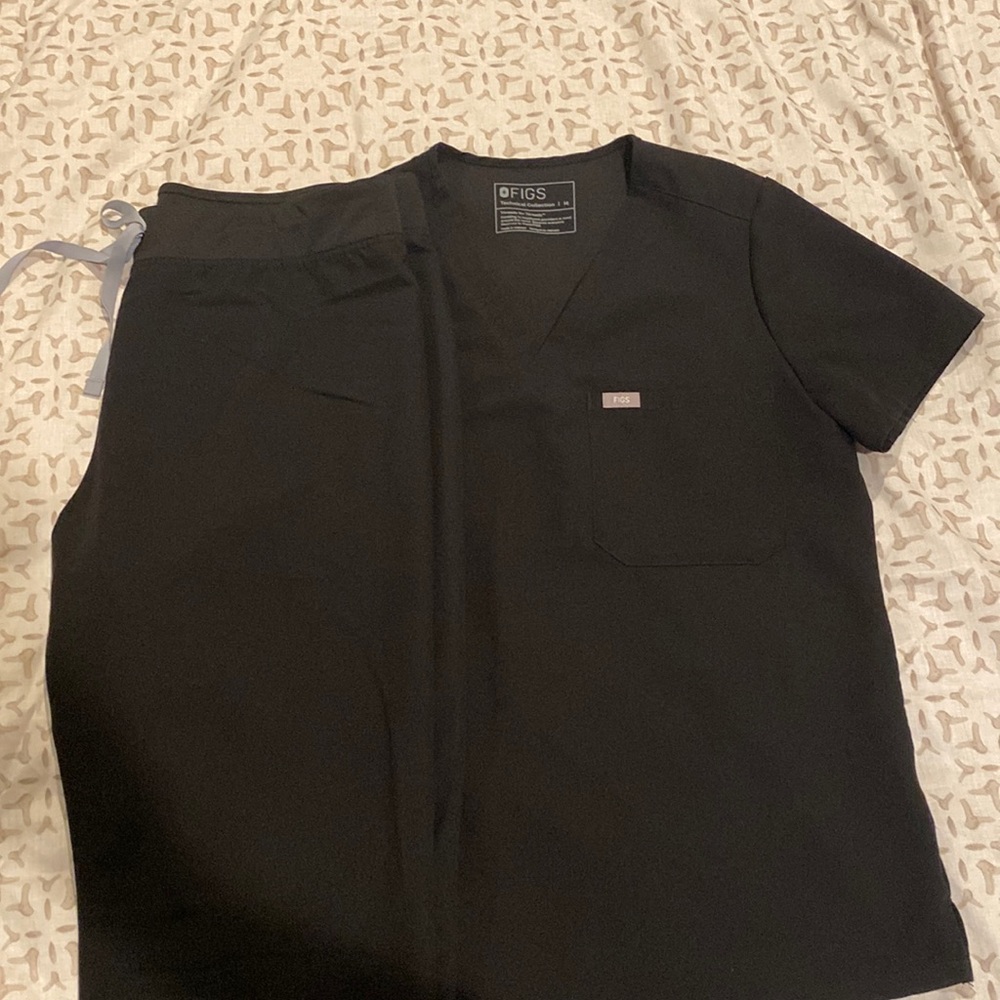 EUC FIGS Women’s scrub set, black